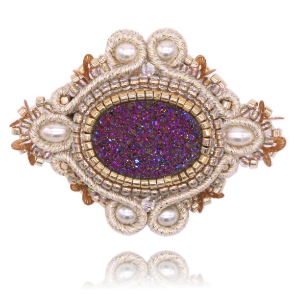 Broche dorado y violeta bordado a mano con piedra natural, perlas y trenza soutache