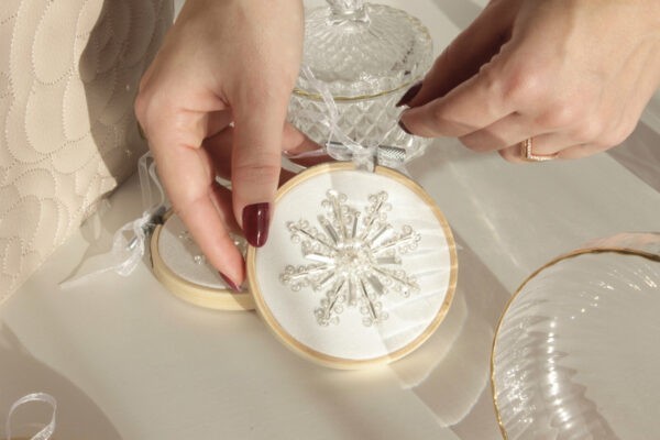 Boule de Noël personnalisée en forme de flocon de neige brodé pour décoration sapin de Noël