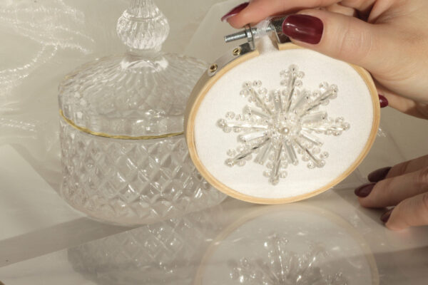 Boule de Noël personnalisée en forme de flocon de neige brodé pour décoration sapin de Noël