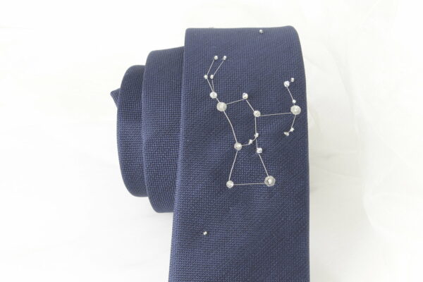 Cravatte en soie brodée avec fil d'argent et cristaux