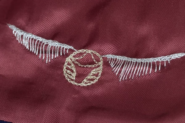 Broderie sur mesure snitch Harry Potter sur veste de marié By Monsieur