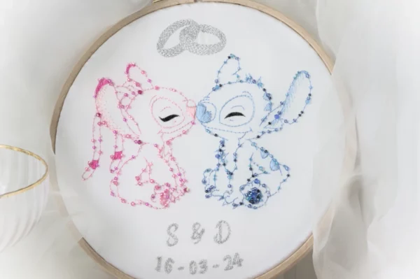 Cadeau mariage personnalisé Stitch & Angel, brodé sur tambour à broder