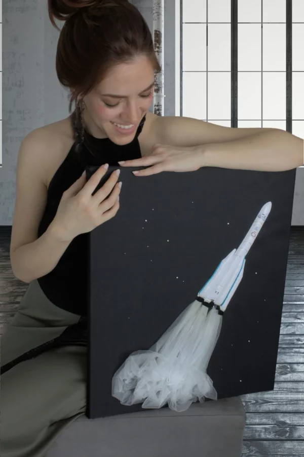 Sofia avec le tableau brodé 3D Ariane 6