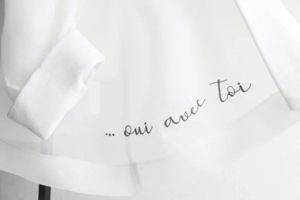 Veste-kimono de mariée brodée avec phrase. Collaboration avec Maison Cristino, Paris