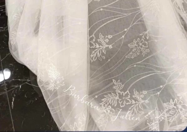 Voile mariée brodée avec les motifs de sa robe de mariée. Collaboration avec Maison Cristino, Paris