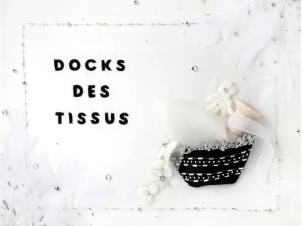 Tableau brodé avec le logo d'entreprise. Réalisation sur mesure pour Docks des Tissus