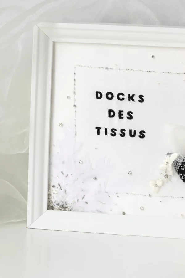 Tableau brodé avec le logo d'entreprise. Réalisation sur mesure pour Docks des Tissus