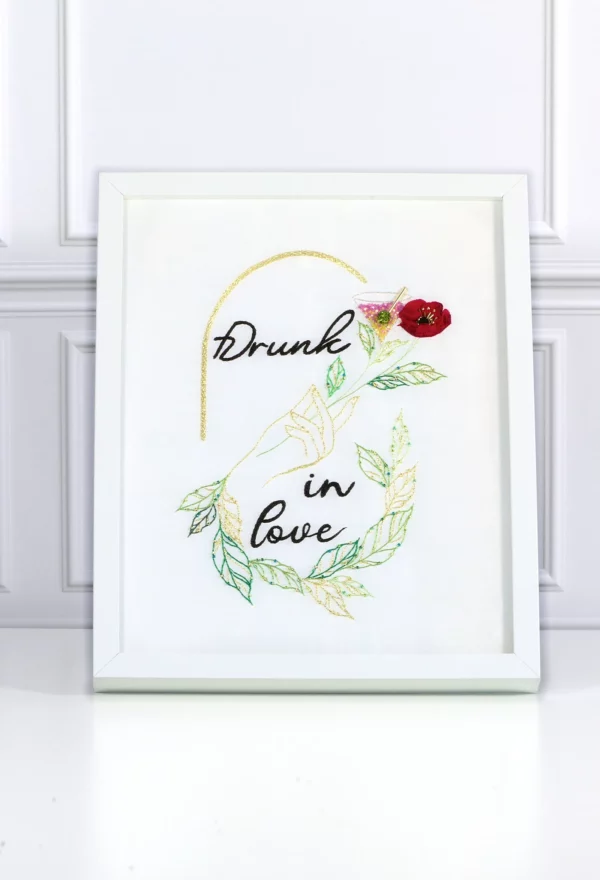 Tableau brodé avec le logo d'entreprise. Réalisation sur mesure pour Drunk in Love