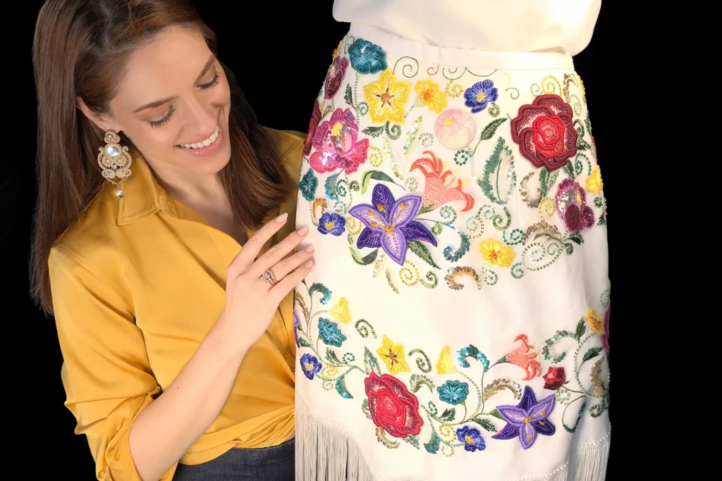 Laura S. Urbina presenta una vibrante falda floral bordada a mano, desvelando una creación bordada de alta costura hecha a medida con un arte excepcional.