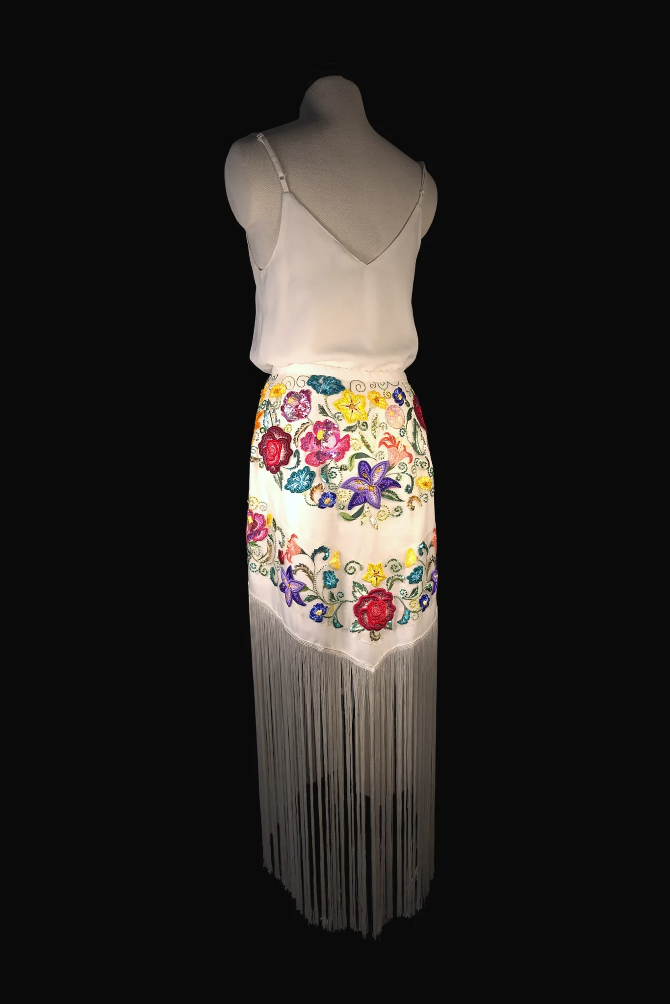 Falda mantón de manila de alta costura con bordado a medida sobre maniquí, con bordado artesanal de Laura S. Urbina.