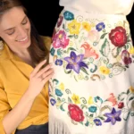 Laura S. Urbina présente une jupe florale vibrante, brodée à la main, dévoilant une création de broderie haute couture sur mesure, réalisée avec un art exceptionnel.