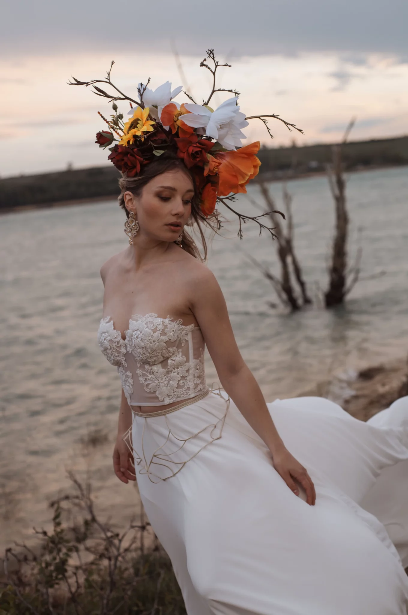 Vista completa del vestido Hestia con bordado nupcial personalizado, destacando la pieza geométrica dorada de la falda.