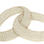 Primer plano de las alianzas doradas bordadas en la obra Zenith para bodas de oro.