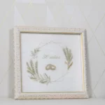 Œuvre brodée Zenith pour noces d’or, présentée encadrée contre un mur.