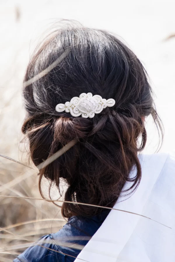 Pasador de novia Meissa bordado a mano con cristales y perlas, lucido en un elegante recogido de novia.