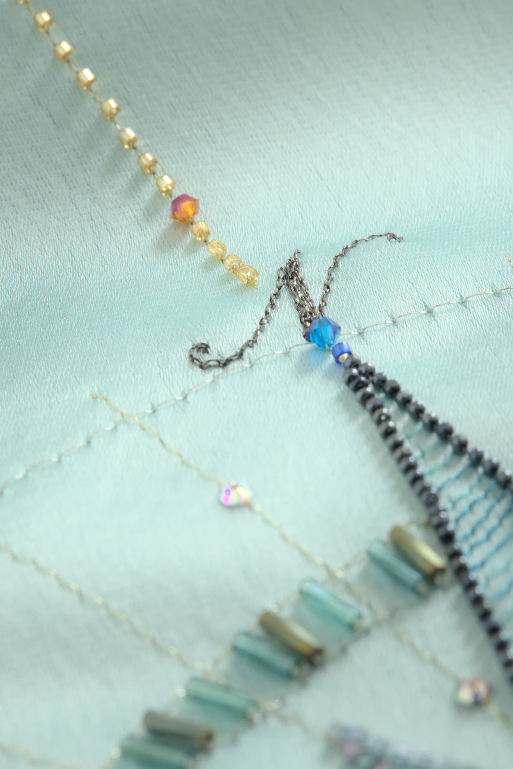 Primer plano del kimono Alcyone mostrando el bordado del “Norte” de la rosa de los vientos.