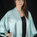 Modelo con el kimono Alcyone turquesa y su rosa de los vientos bordada en la parte frontal.