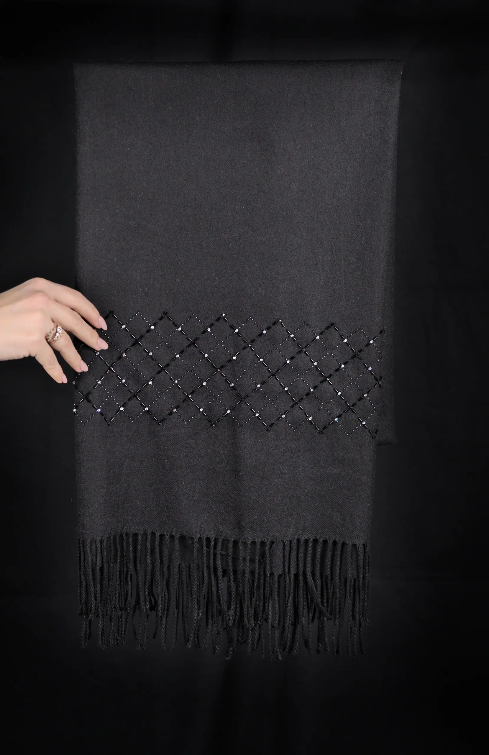 Photo de l’écharpe Celaeno en cachemire noir montrant sa grille brodée à la main.