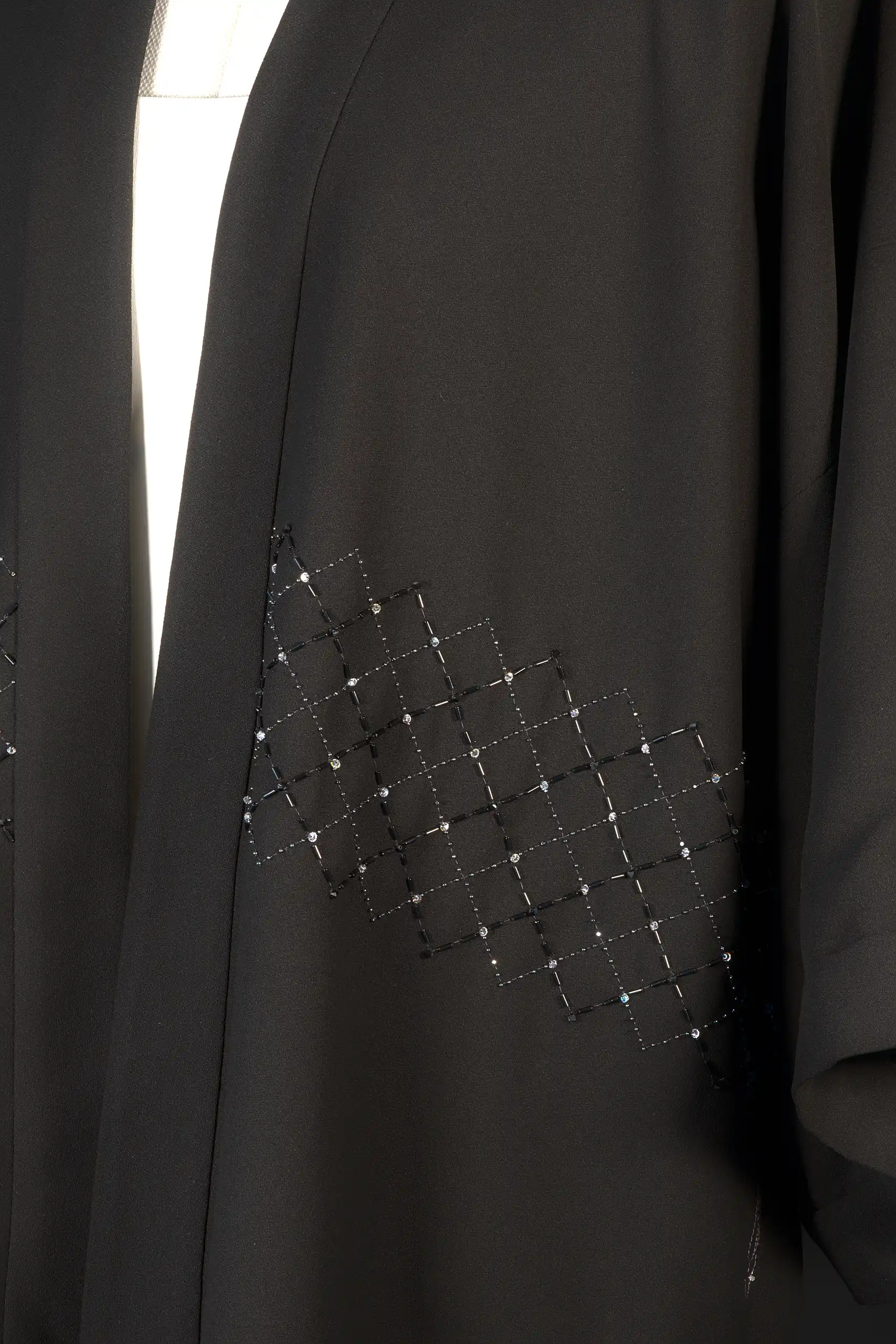 Kimono Celaeno de la collection Pleiades sur mannequin, mettant en valeur le quadrillage en cristal brodé à la taille.