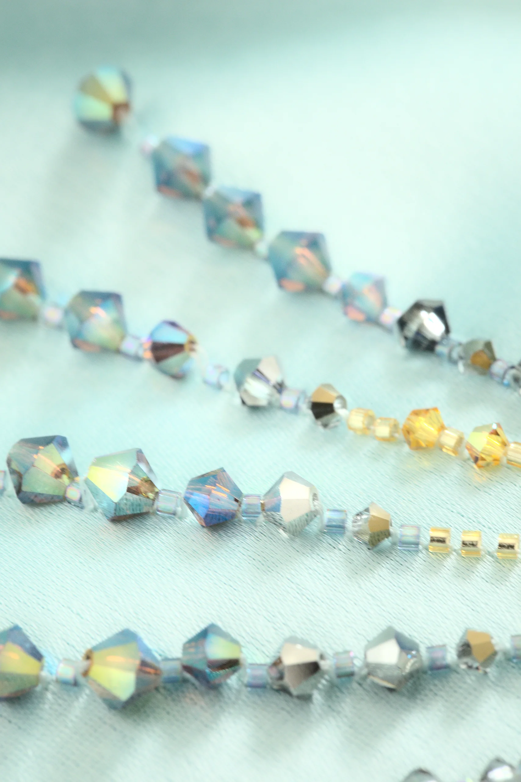 Primer plano del kimono Alcyone mostrando el martín pescador bordado con cristales en la espalda.