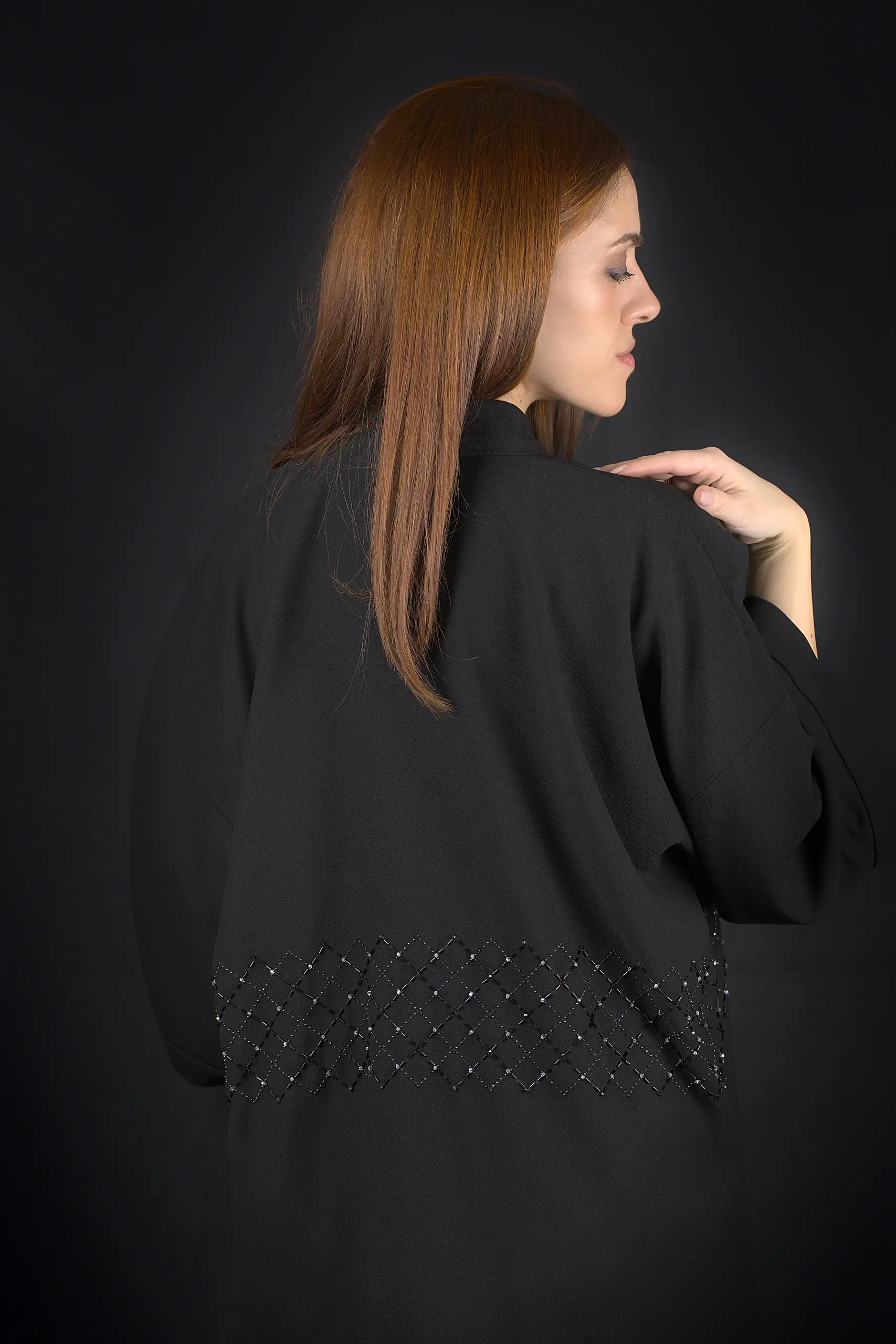 Mannequin de dos portant le kimono Celaeno brodé à la main avec un quadrillage de cristaux.