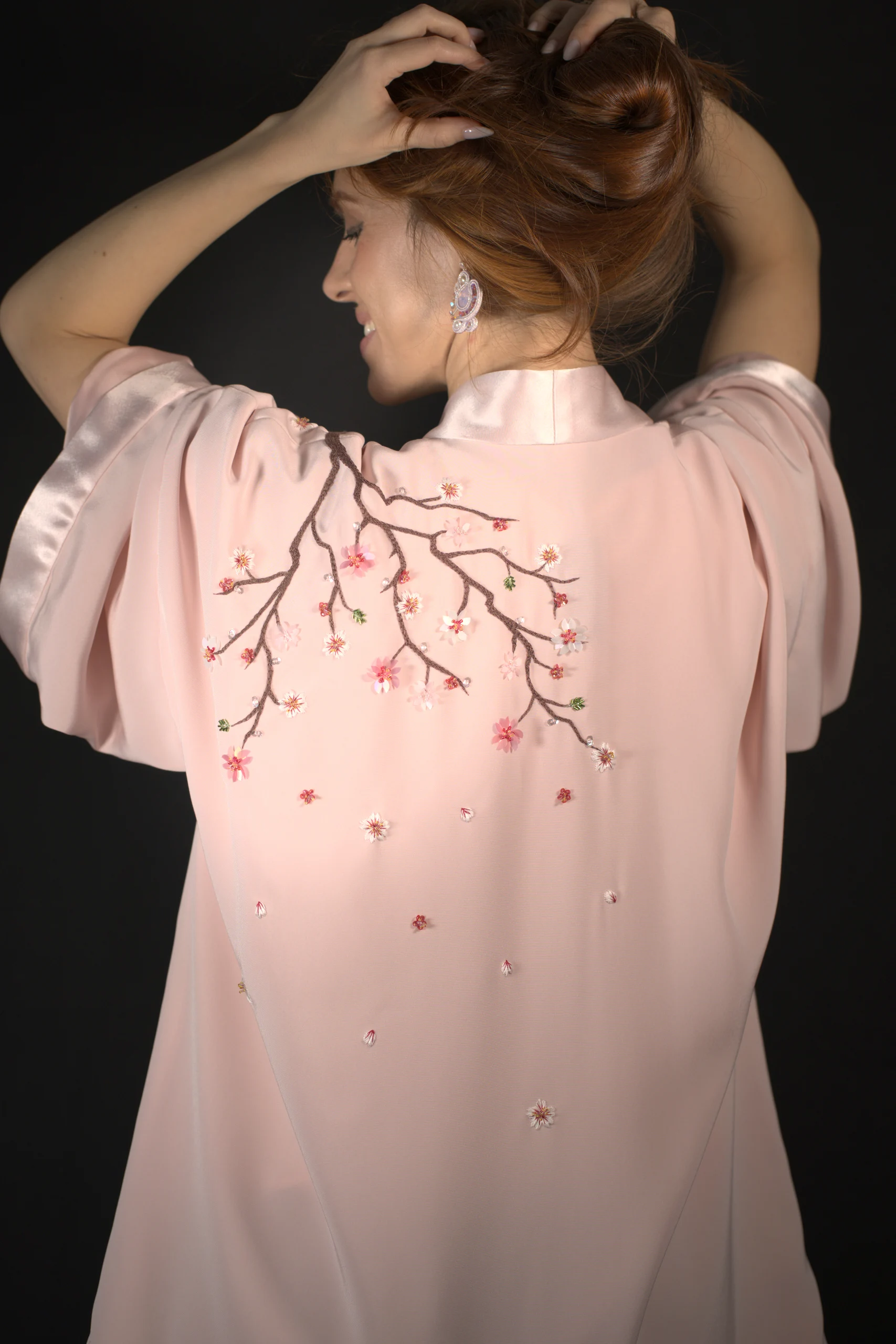 Modelo de espalda con el kimono rosa Maia y su rama con flores de cerezo bordadas a mano.