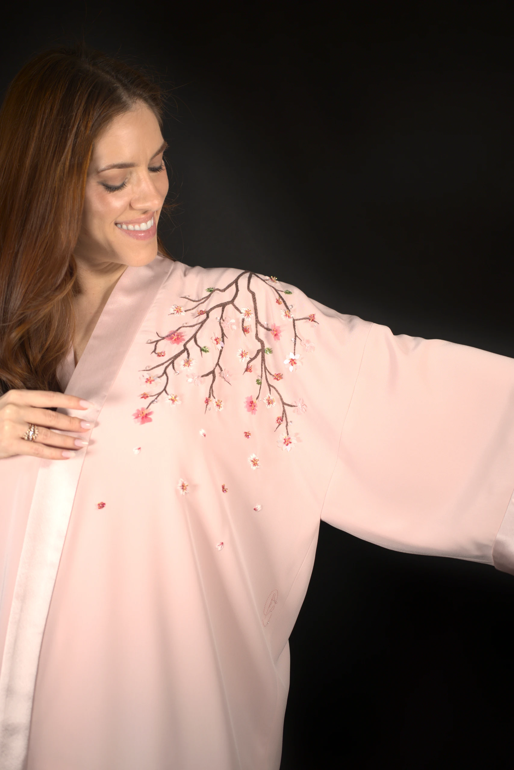 Mannequin portant la veste kimono rose Maia, avec sa branche sakura brodée main.