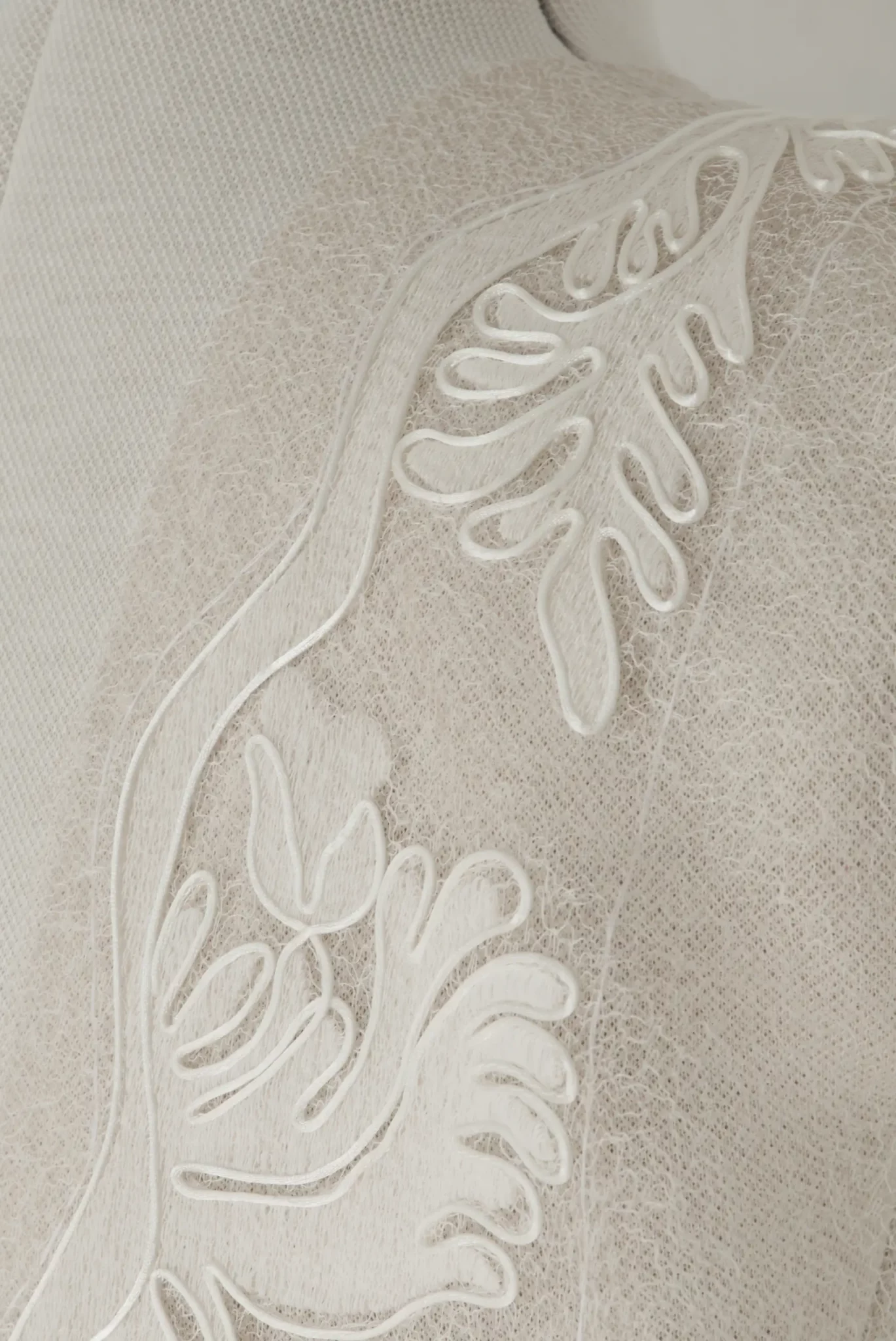 Broderie de mariée sur mesure couvrant le haut du corps, avec des motifs organiques brodés sur un tulle transparent délicat.
