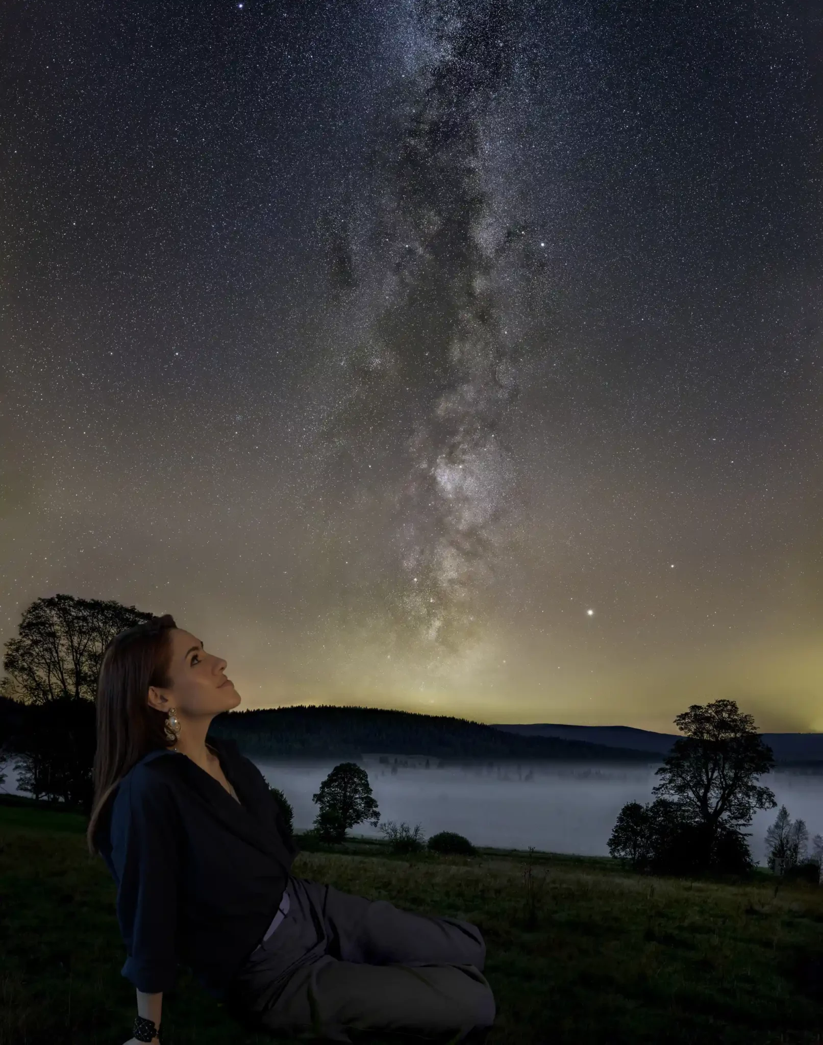 Contemplar el infinito cielo estrellado, encontrar inspiración artística y significado a través de la magia de la ciencia y el arte textil del bordado.