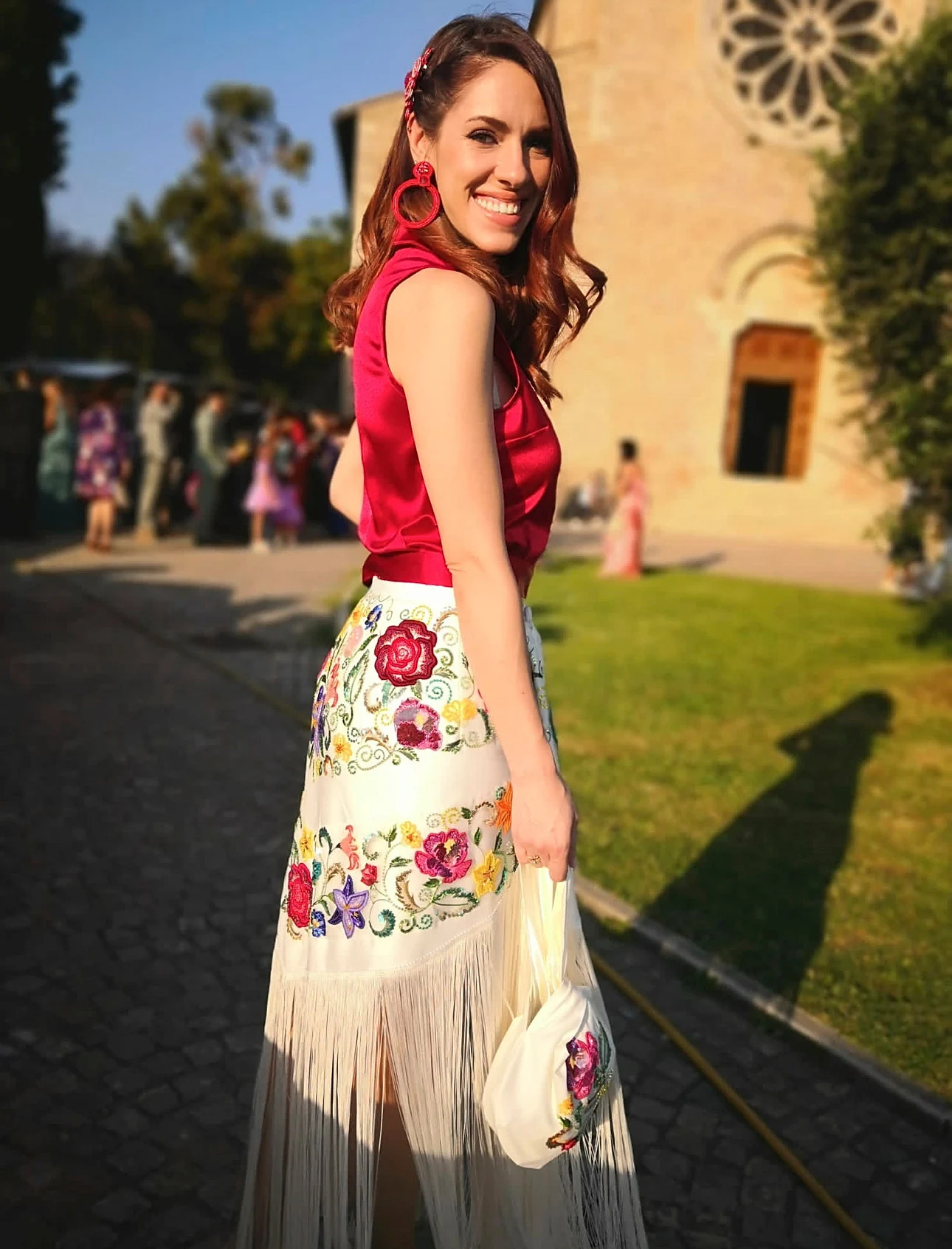 Laura luce una falda bordada a medida en una boda, mostrando la singularidad del bordado personalizado para ocasiones especiales.