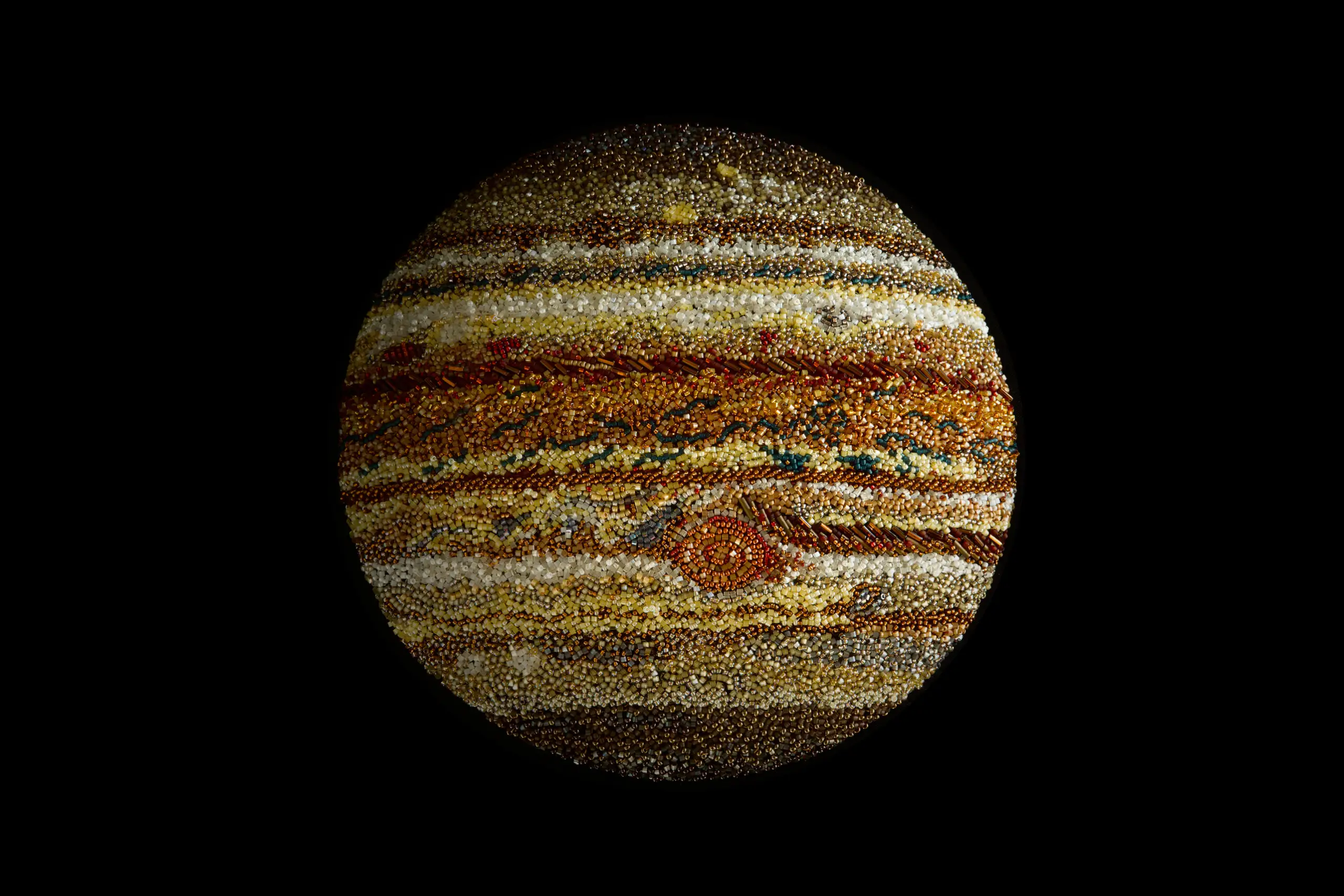 Œuvre originale brodée représentant Jupiter, mettant en valeur ses textures, fait par Laura S. Urbina, Delta V Créations.