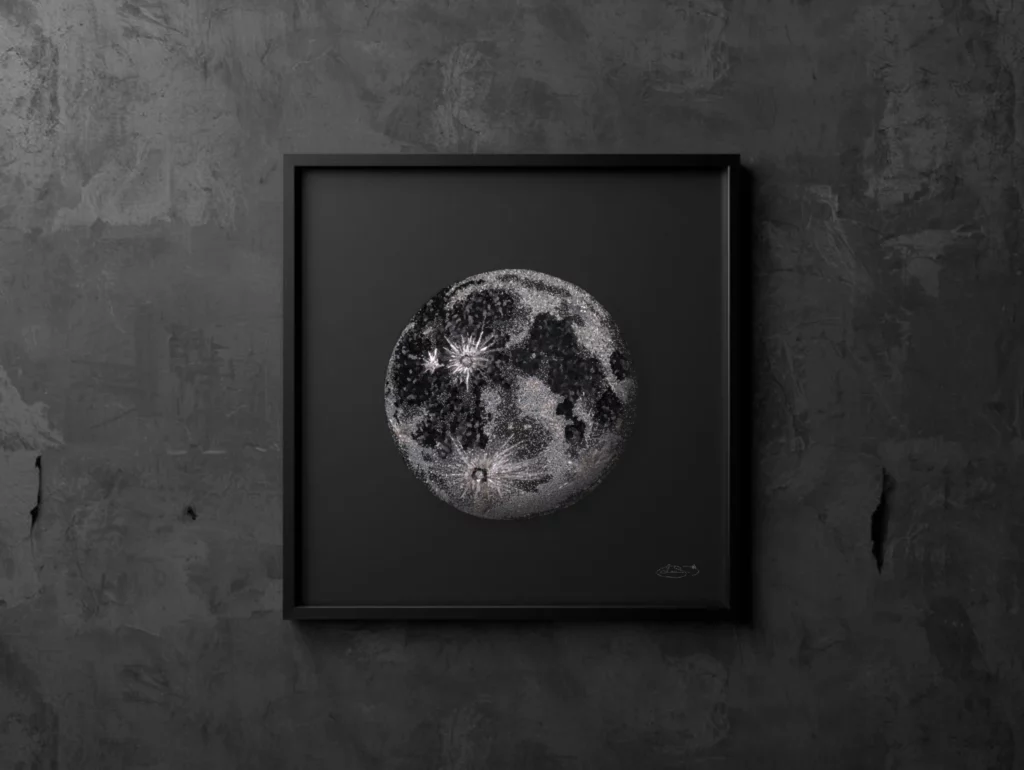 Œuvre d'art brodée de la Lune, une pièce d'art textile pour une décoration murale moderne, réalisé par Laura, Delta V Créations.