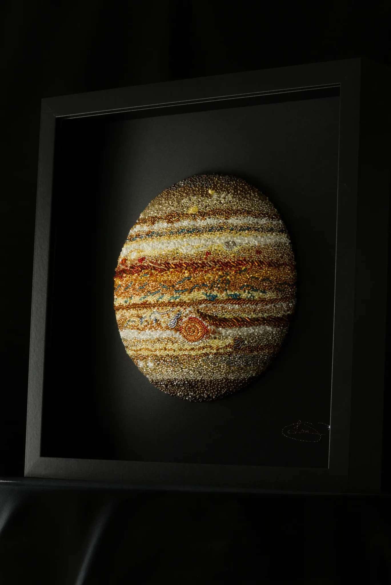 Œuvre originale encadrée représentant Jupiter, brodée à la main par Laura S. Urbina avec des cristaux et des perles.